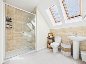 Master En-suite- click for photo gallery